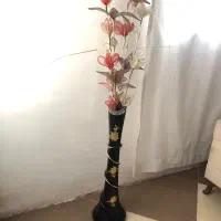 گل و گلدان کنار سالنی