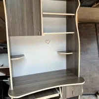 میز کامپیوتر و کتابخانه