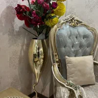 گل و گلدان و آینه قدی و تابلو