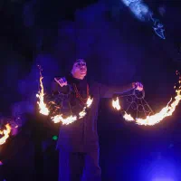 نمایش اتش بازی انسانی