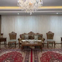 مبل سلطنتی همراه میز جلو مبلی و دو عدد میز عسلی