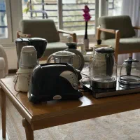 تعدادی وسیله برقی اشپزخانه