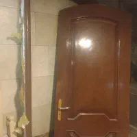 در  آپارتمانی چوبی سنگین همراه با کم و دستگیره