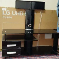 میز  تلوزیون و تخت خواب به همراه خوشخواب