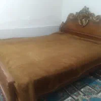 تختخواب دو نفره با دو عدد پاتختی جنسشون چوب گردو