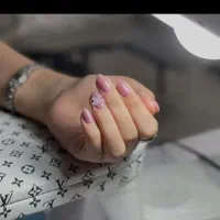 کاشت تخصصی ناخن و مژه