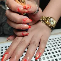 نیازمند مدل برای کاشت ناخن  .