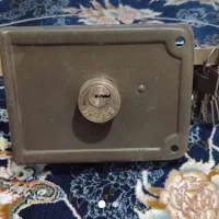 یک عدد قفل در حیاط