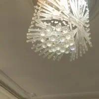 یک عدد لوستر کریستالی با دیوار کوب