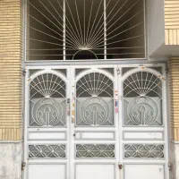 درب پارکینگ و‌ نفر