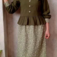 تعدادی لباس|لباس|صدرا-فارس, فاز ۱|دیوار