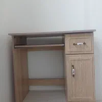 میز کامپیوتر سالم   و شیک با صندلی گردان