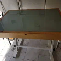 باسلام یک عدد میز طراحی