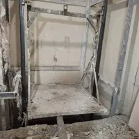کفی حمل مصالح داخل چاله آسانسور