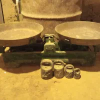 ترازو قدیمی صفحه بزرگ باسنگ ها