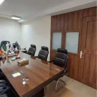 منشی خانم جهت پاسخگویی به تلفن