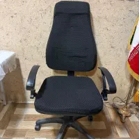 تعدادی میز و صندلی