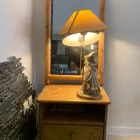 تخت یک نفره و آیینه و کمد