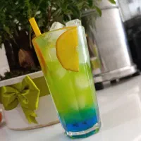 همکار خانم در کافی شاپ