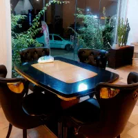 میز صندلی چوبی و چرم