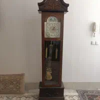 ساعت ایستاده و میز جلو مبلی