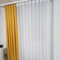 پرده سالن پذیرایی با یک دستک مخمل