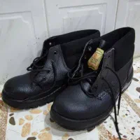 شش جفت کفش ایمنی و دستکش کار