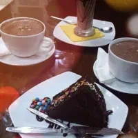 به یک نیروی خدماتی جهت کار درکافه نیازمندیم