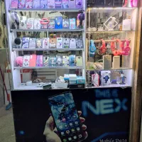 ویترین پشت شیشه