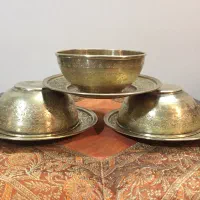 ۶ عدد کاسه و بشقاب برنجی قلم دار قدیمی|کلکسیون اشیاء عتیقه|اصفهان, عباس‌آباد|دیوار