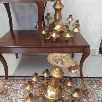 لوستر  ده شاخه بدون تغییر رنگ و جلو مبلی چوبی