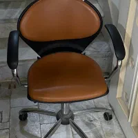 صندلی جک دار و نو با استند و میزهای سالم