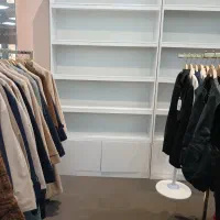 میز چوبی و قفسه مغازه