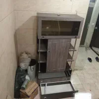 کمد۲کشو ویترین دار یک کشو ریلش باید تعمیر بشه