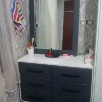 میز آرایشی همراه با آینه صندلی و میز کنار تخت