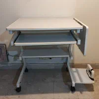 یک عدد میز تحریر، میز کامپیوتر و لپتاپ