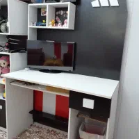 میز تحریر و ویترین اسباب بازی یا کتاب