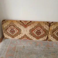 پشتی کرم رنگ با پشت مخمل کبریتی