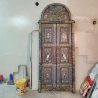 درب چوبی قدیمی نقاشی عتیقه در هتل رستوران کافه خاص