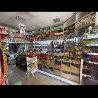 قفسه وسط و دیواری و ویترینی پشت دخل در حد نوع