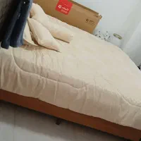 تخت خواب به همراه میله زیر تشک خود تشک و روتختی