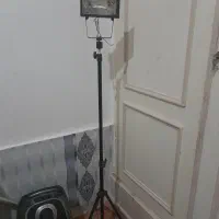 پروژکتور با سه پایه