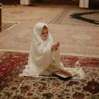 زیارت عاشورا و قرآن و زیارت نیابتی برای اموات