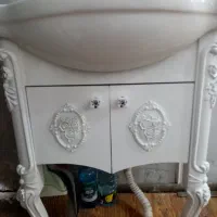 روشویی همراه کابینت وشیر اب ویک عدد توالت فرنگی