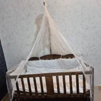 تخت کنار مادر و گهواره