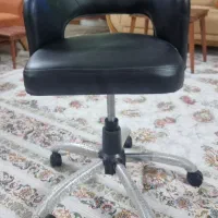 صندلی مخصوص نشستن مژه کار.ناخون کار