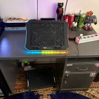 میز تهریر و لپتاپ