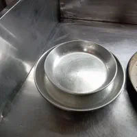 تعدادی ظرف رنگی و قالب پیتزا