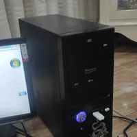 کامپیوتر با میز و صندلی