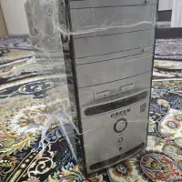 تعدادی مانیتور و کیبورد،و یک عدد کیس  و لپ‌تاپ